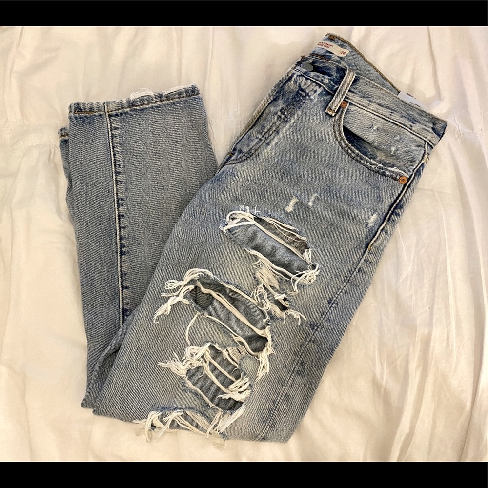 Levi’s straight wedgie fit ripped jeans